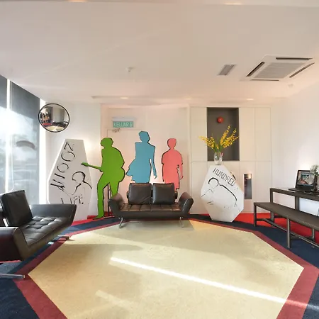 Zoom Inn Boutique Hotel By Ardens - Danga Bay-3